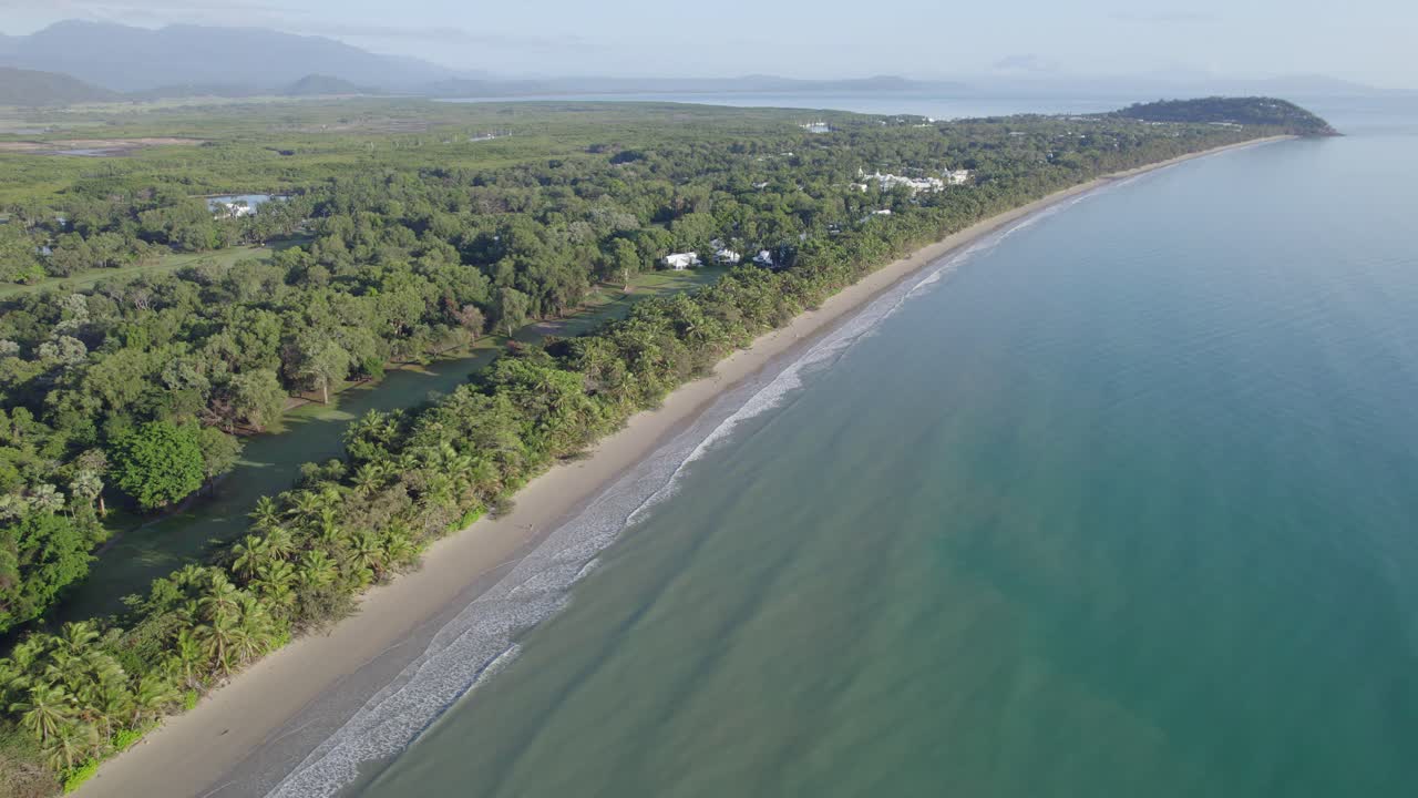 bosque tropical con agua prístina en la playa de cuatro millas, extremo norte de queensland, australia