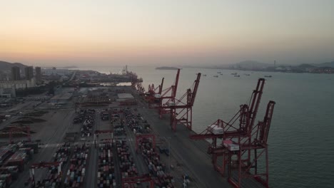 video aéreo de la escena de la terminal de carga