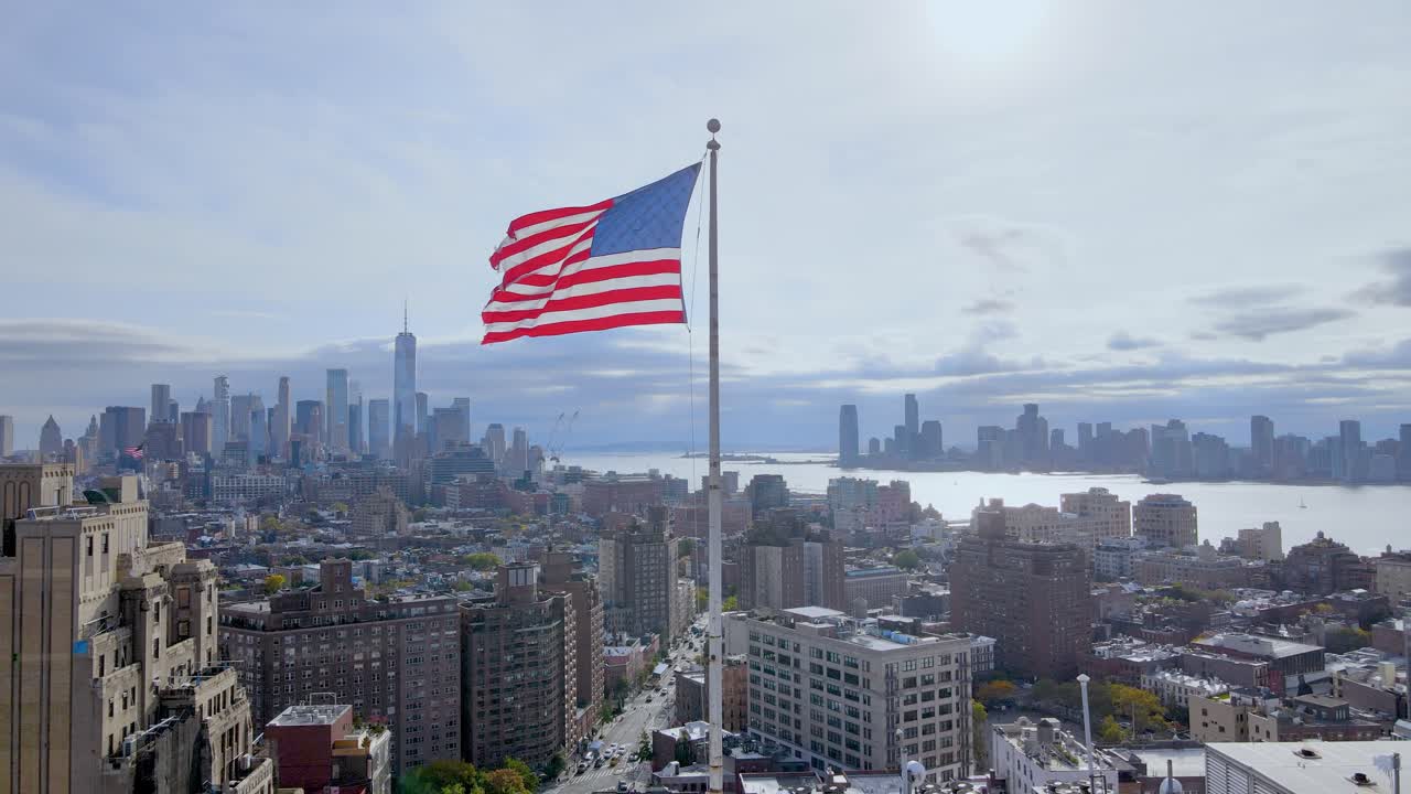 colorido disparo aéreo de la bandera de estados unidos resaltada por el sol