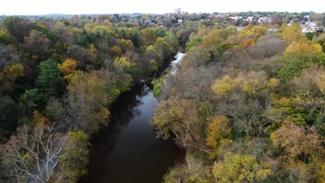 vista aérea del río conestoga en lancaster pennsylvania durante el otoño, colorido follaje de otoño