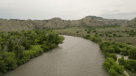 Alazani-river-flowing-in-georgian-lowland-countryside-in-Mijniskure