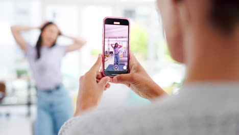 mujer, teléfono y grabación en vivo de influencer
