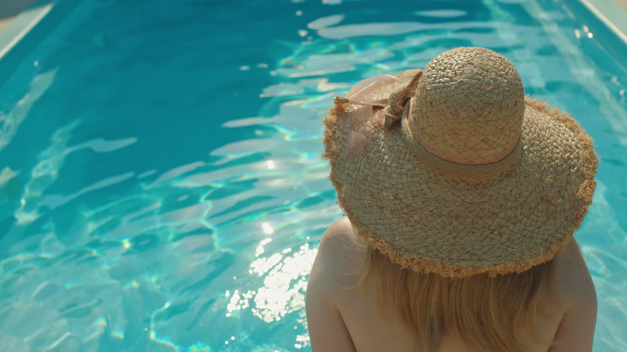 Frau entspannt sich am Pool