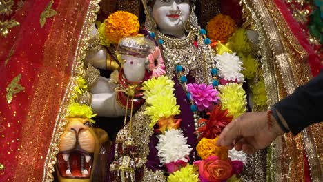 cerca de la estatua de la diosa hindú durga mata ji en la celebración de navratri