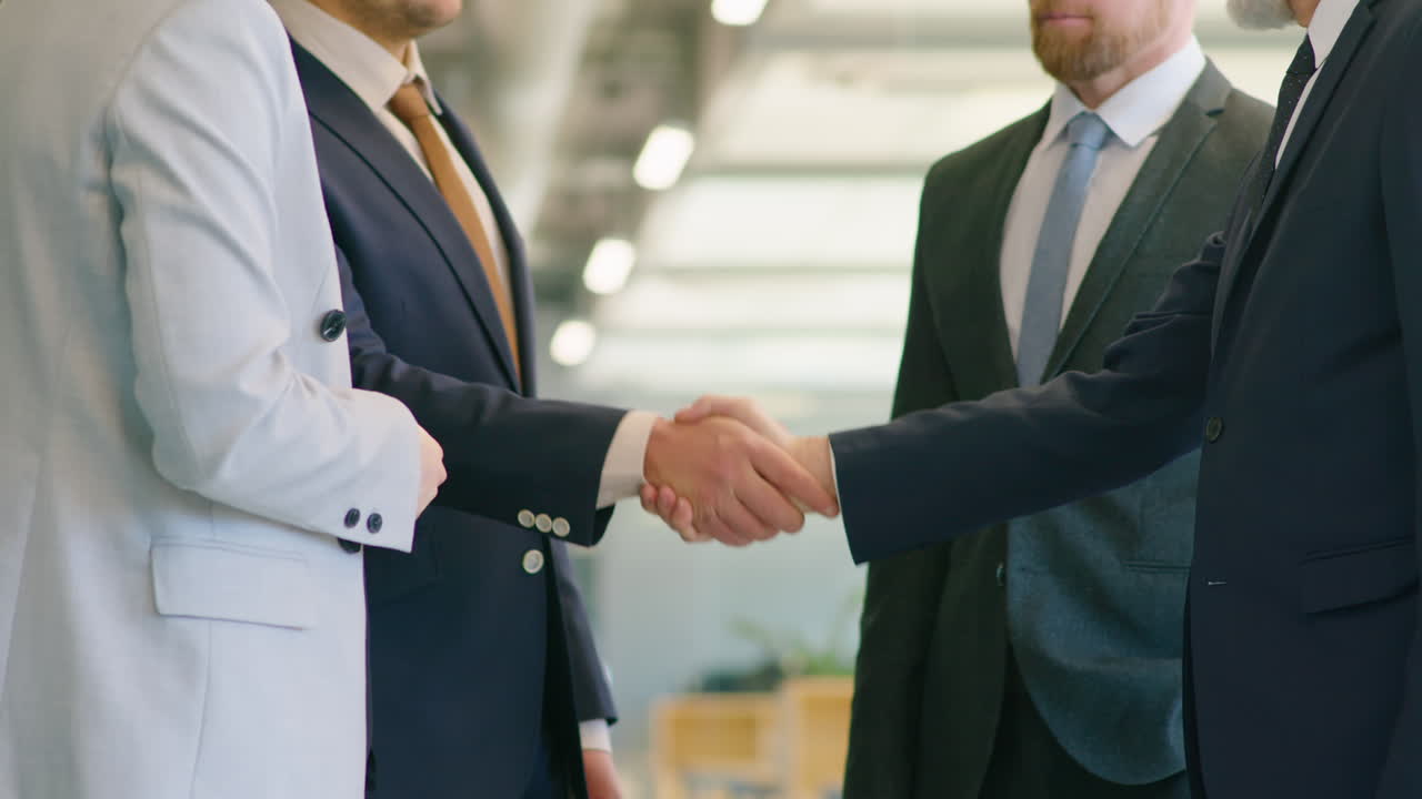 Stretta di mano di partner commerciali