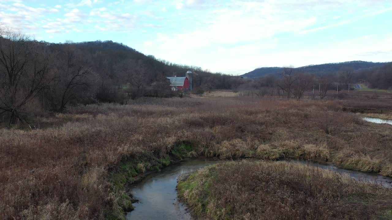 granero rojo en el paisaje rural
