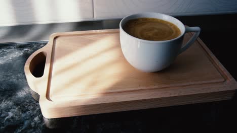 Kaffee-Mit-Schaum-In-Weißer-Tasse-Auf-Holztisch