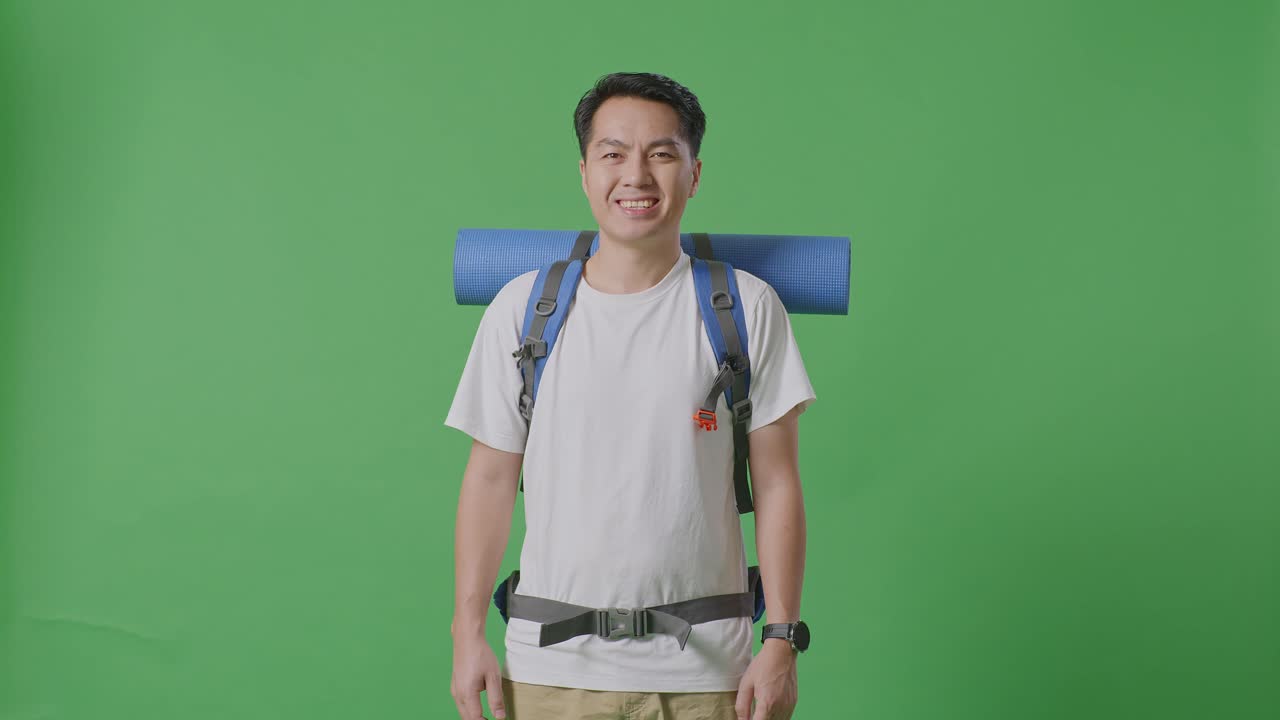 배을 들고 있는 남자