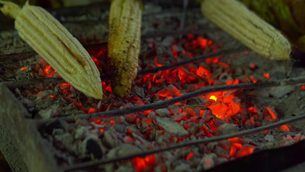 거리에서 옥수수 그릴