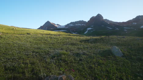 Filmischer-Colorado-Sonnenuntergang,-Goldene-Stunde,-Eis,-Seebecken,-Silverton,-Felsiger-Berg,-Hochalpiner-Sommer,-Schnee,-Geschmolzene-Gipfel,-Wildblumen,-Atemberaubende-Aussicht-In-Der-Nähe-Von-Telluride,-Ouray-Schatten,-Sonnenuntergangsregler-Nach-Links