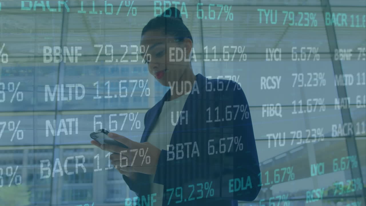 animación del procesamiento de datos del mercado de valores sobre una mujer de negocios biracial usando un teléfono inteligente en la oficina.