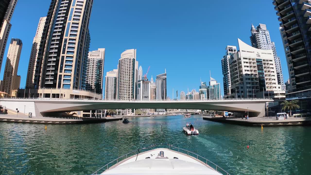Cảnh Du Thuyền Nhìn Từ Phía Trước Tại Dubai Marina Giữa Các Tòa Nhà Chọc Trời