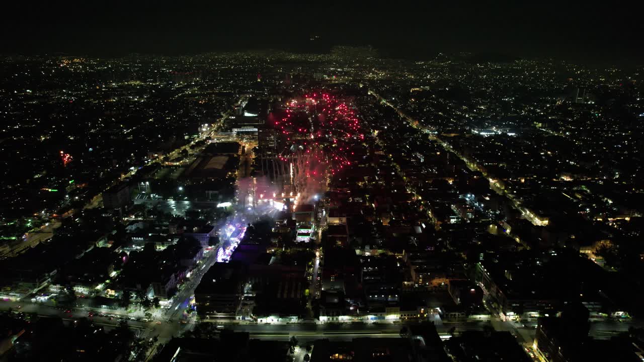 disparo de drones de diversas manifestaciones de fuegos artificiales de colores en la ciudad de méxico alcaldia cuauhtemoc en el día de la independencia por la noche