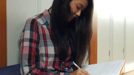 Estudiante-Escribiendo-En-Su-Diario-Escolar