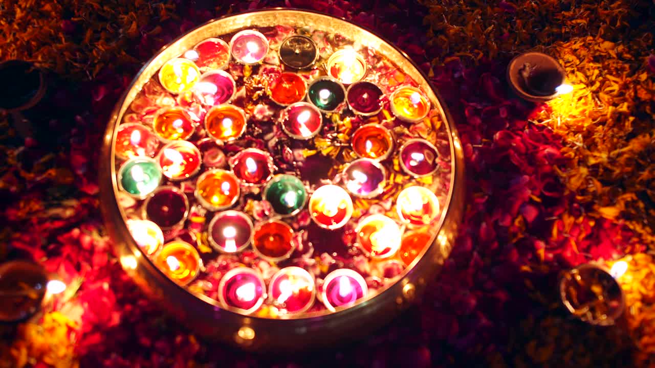 familia india decorando el hogar para las festividades tradicionales de diwali