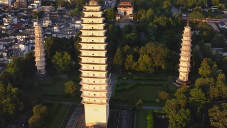 Tres-Pagodas,-Arquitectura-Del-Templo-Budista-Chongsheng,-Dali-China,-Aéreo