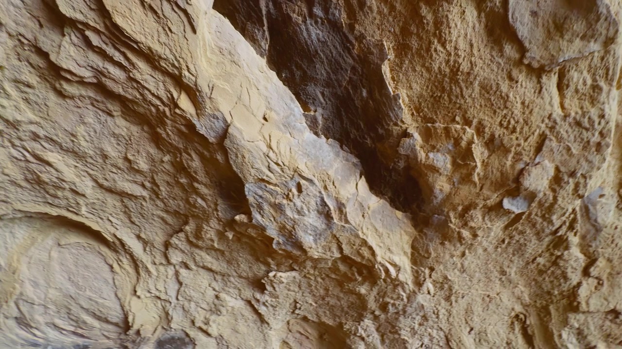 Textura fosilizada conservada en roca sedimentaria de depósitos antiguos, techo de cueva distintivo, vista panorámica.