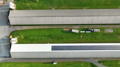gallinero gallinero con paneles solares en la azotea para energía renovable verde