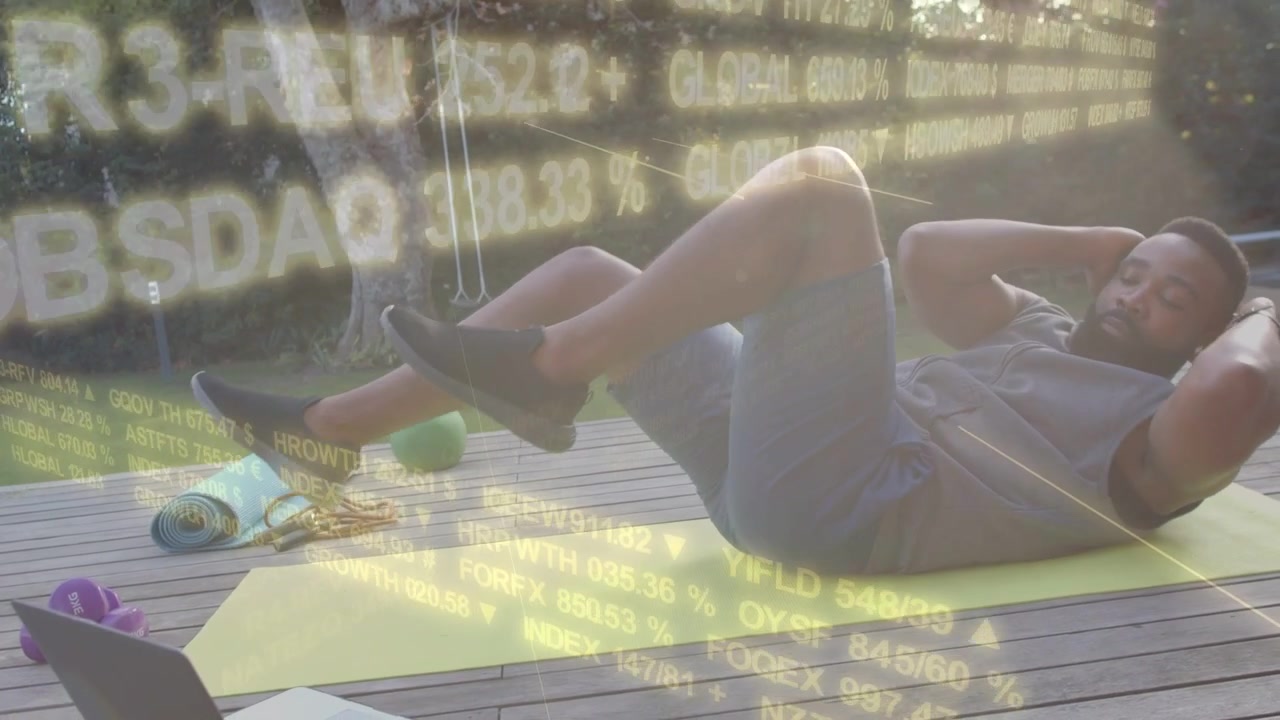 Video verticale: Uomo che inizia addominali a bicicletta su un tappetino, con un ticker finanziario sovrapposto per il fitness.