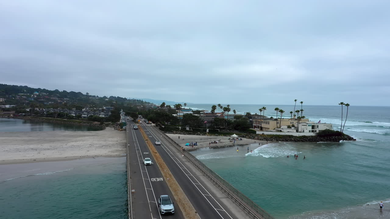 두 해변 사이의 작은 다리에서 운전하는 자동차, 강이 미국 캘리포니아 주 샌디에고 델 마르의 바다로 병합 - 정적 샷