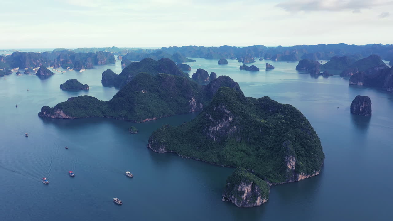 imágenes de drones de 4k de barcos navegando a lo largo de ha long