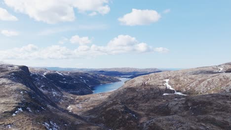 Vista-Aérea-De-Montañas-Con-Lago-En-Leknes,-Vestvagoy,-Nordland,-Noruega