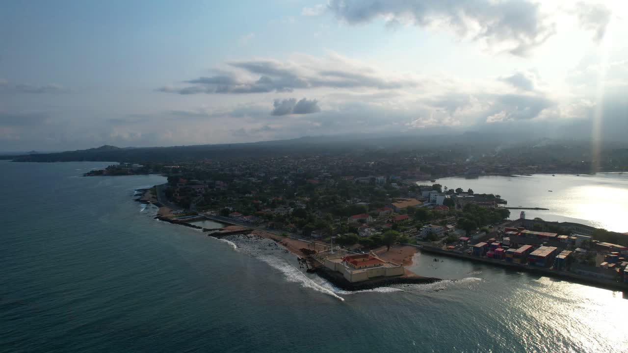 Veduta aerea della splendida costa di São Tomé con il sole che si riflette sul mare in questo viaggio cinematografico con drone sopra il mare e vista dalla splendida Baia di Ana Chaves. Africa.
