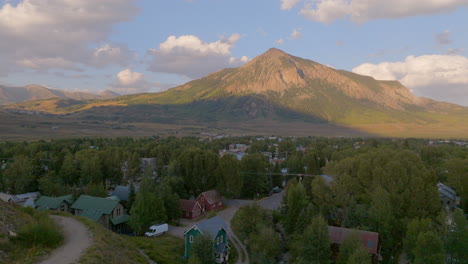 paisaje aéreo del barrio de crested butte y la montaña más allá a la hora dorada