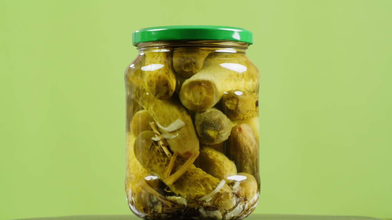 유리병에 절인 오이