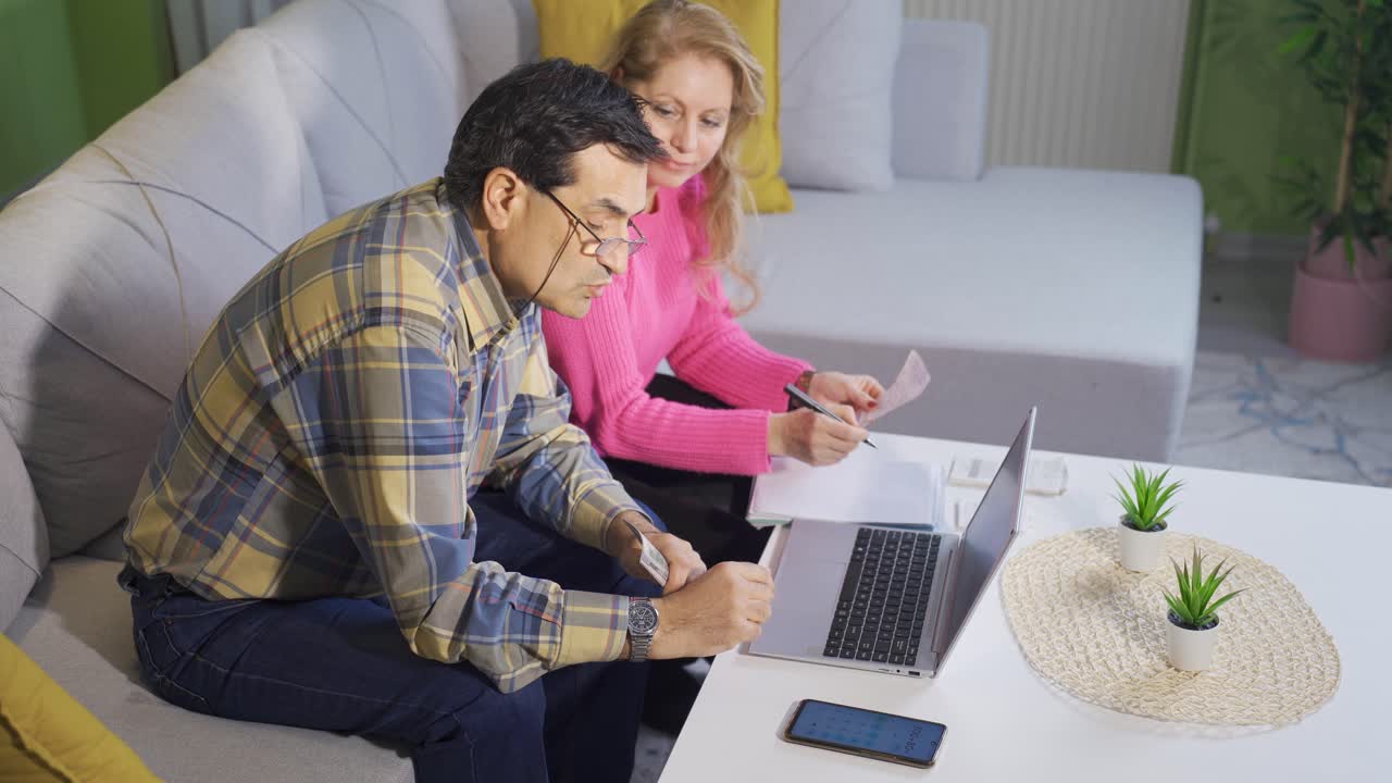 el marido y la esposa planean el presupuesto. organizan el presupuesto del hogar.