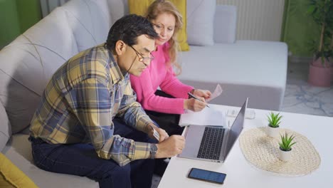 el marido y la esposa planean el presupuesto. organizan el presupuesto del hogar.