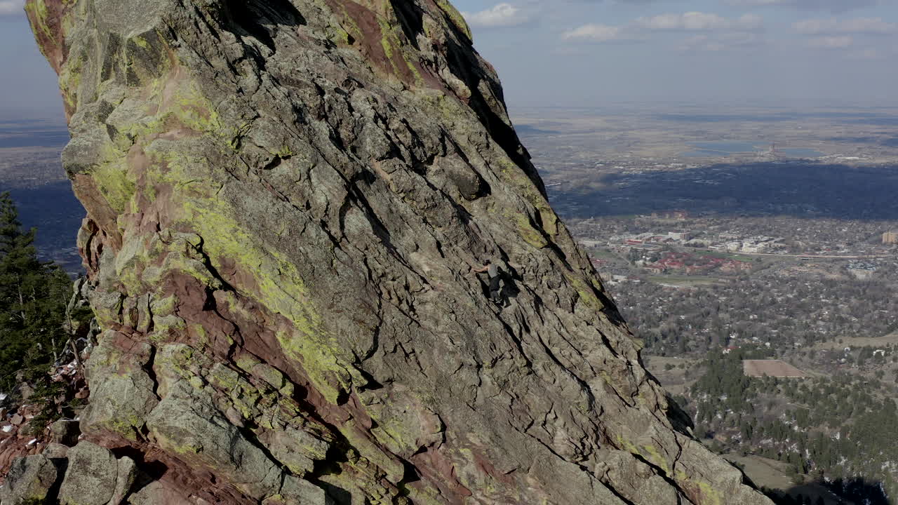 imágenes aéreas de rocas flatiron con escalador al oeste de boulder colorado