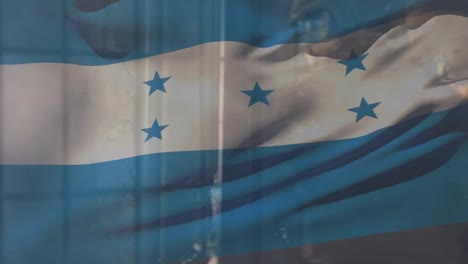 animación de la bandera de honduras sobre varios soldados