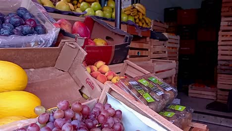 Gesunder-Obstmarkt-Mit-Allen-Arten-Von-Früchten-Wie-Trauben,-Pfirsichen,-Nektarinen,-Birnen,-Mangos,-Melonen