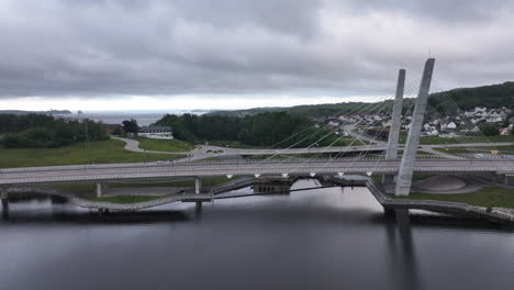 El-Farrisbrua-Es-Un-Puente-De-Carretera-De-Cuatro-Carriles-En-Larvik,-Noruega