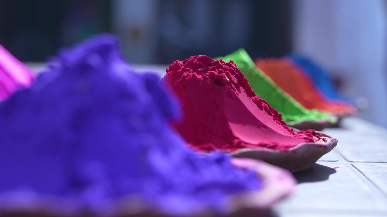 Warna Holi disimpan di wadah kecil