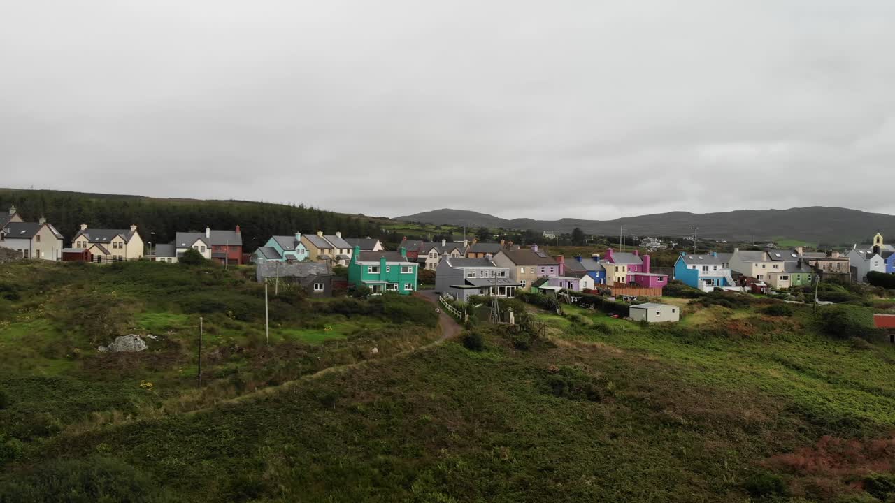 전형적인 전통적인 다채로운 아일랜드 마을, eyeries, 아일랜드의 드론 녹화