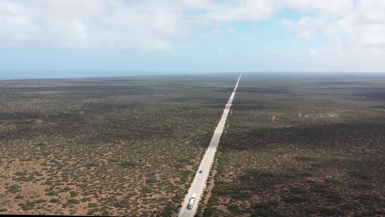호주 남부의 대호주 만곡을 향해 운전하는 자동차의 훌륭한 항공 샷