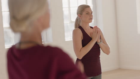 Yoga-Kurslehrer-Unterrichtet-Reife-Frauen-In-Gebetspose,-Achtsamkeitsmeditation-Und-Genießt-Einen-Gesunden-Lebensstil-Im-Fitnessstudio-Bei-Sonnenaufgang