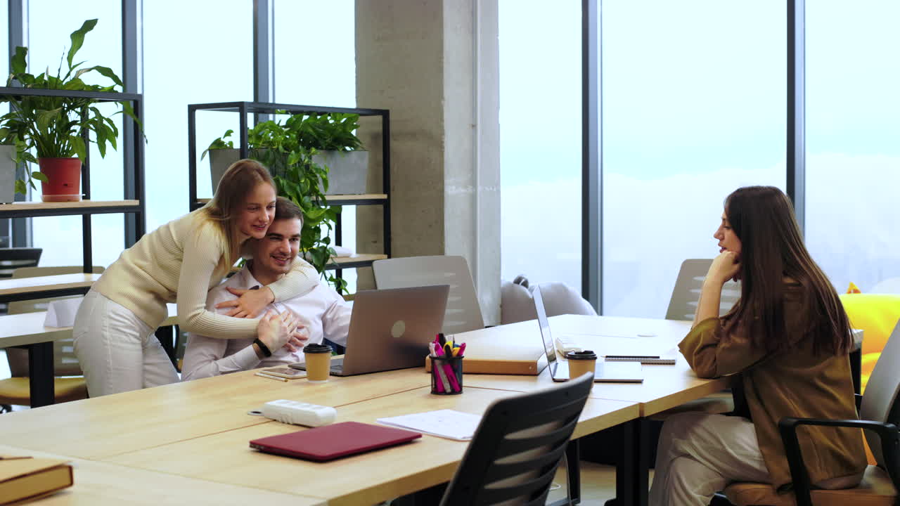 compañeros de trabajo hablando en la oficina