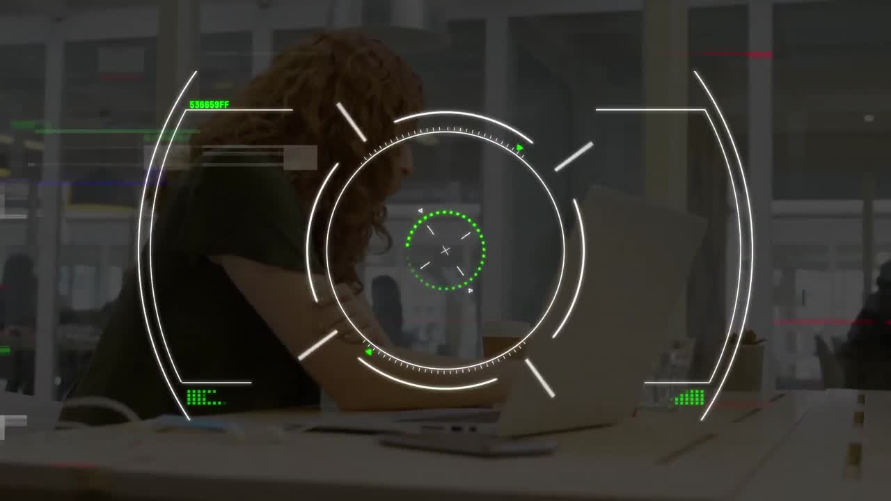 animación de escaneo de alcance sobre mujer de negocios en la oficina