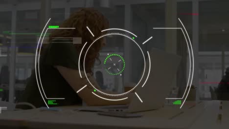 Animación-Del-Escaneo-Del-Alcance-Sobre-Una-Mujer-De-Negocios-En-La-Oficina