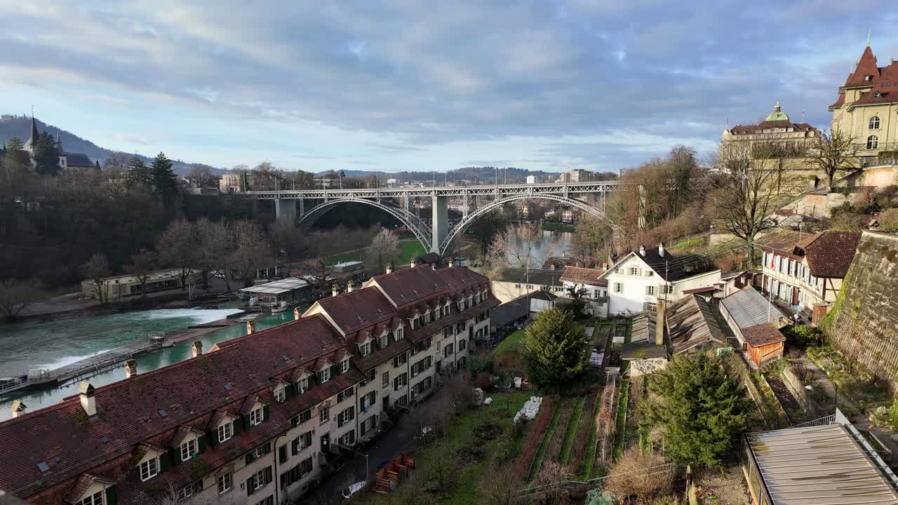 timelapse de la pintoresca zona ribereña debajo del puente del arco en la ciudad de berna