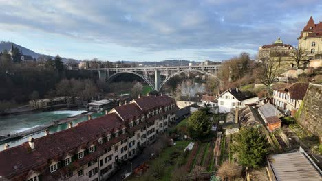 Timelapse-De-La-Pintoresca-Zona-Ribereña-Debajo-Del-Puente-De-Arco-En-La-Ciudad-De-Berna