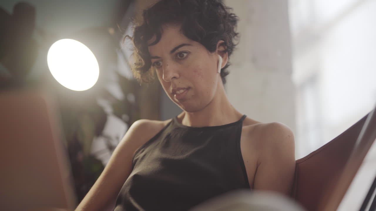 Mulher espanhola empreendedora trabalhando seriamente em um espaço de coworking