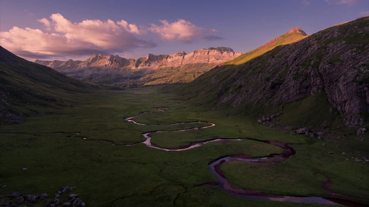 Time lapse dell'alba nella Valle di Aguas Tuertas, nei Pirenei di Huesca, Spagna.