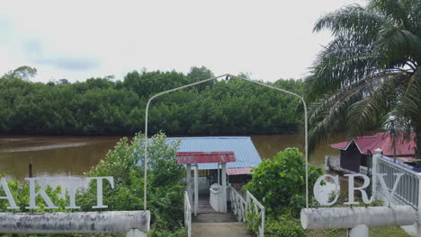 vista de drones de casas flotantes en rompin pahang, malasia