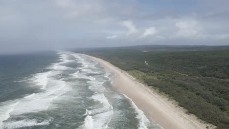 Panorama-De-La-Playa-Principal-Y-El-Bosque-En-El-área-De-Conservación-De-George-Nothling-Drive,-Isla-De-Stradbroke-Del-Norte,-Queensland,-Australia