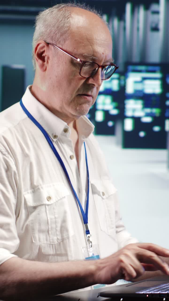 Vertical IT administrator optimizes data center