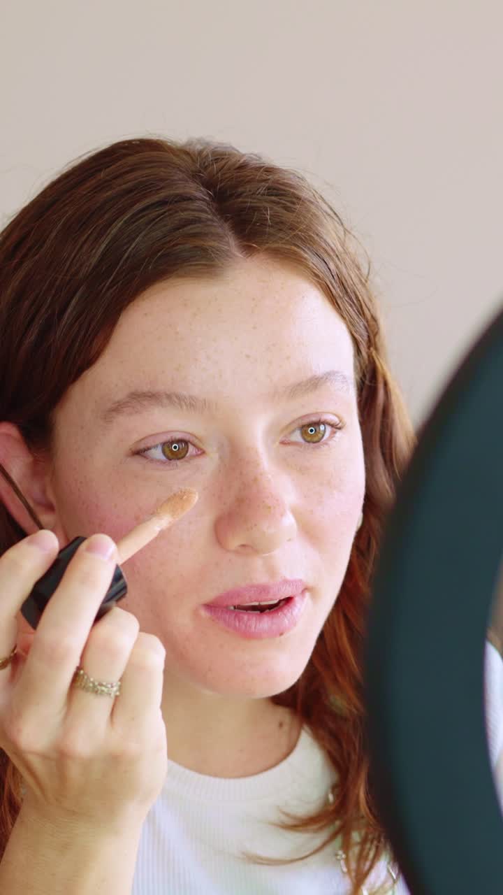 mujer aplicando maquillaje